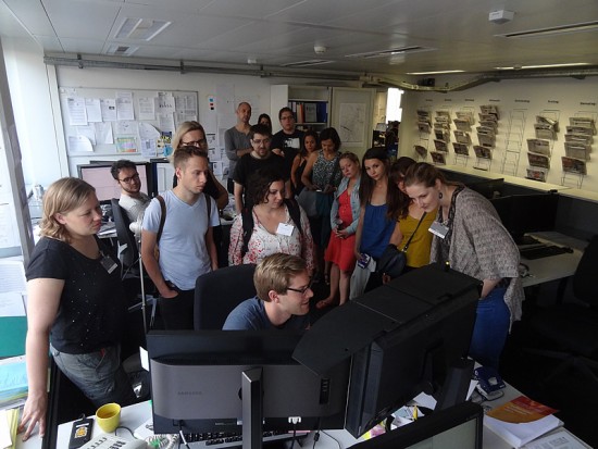 Über die Schultern der Medienmacher geschaut: Die NMJ-Truppe in der Datenjournalismus-Abteilung des Schweizer Radio und Fernsehens.