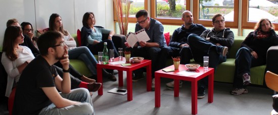 Die NMJ-Studierenden lauschen gespannt den Worten von Deniz Yasici von der OSCE, die sich für die Medienfreiheit einsetzt.